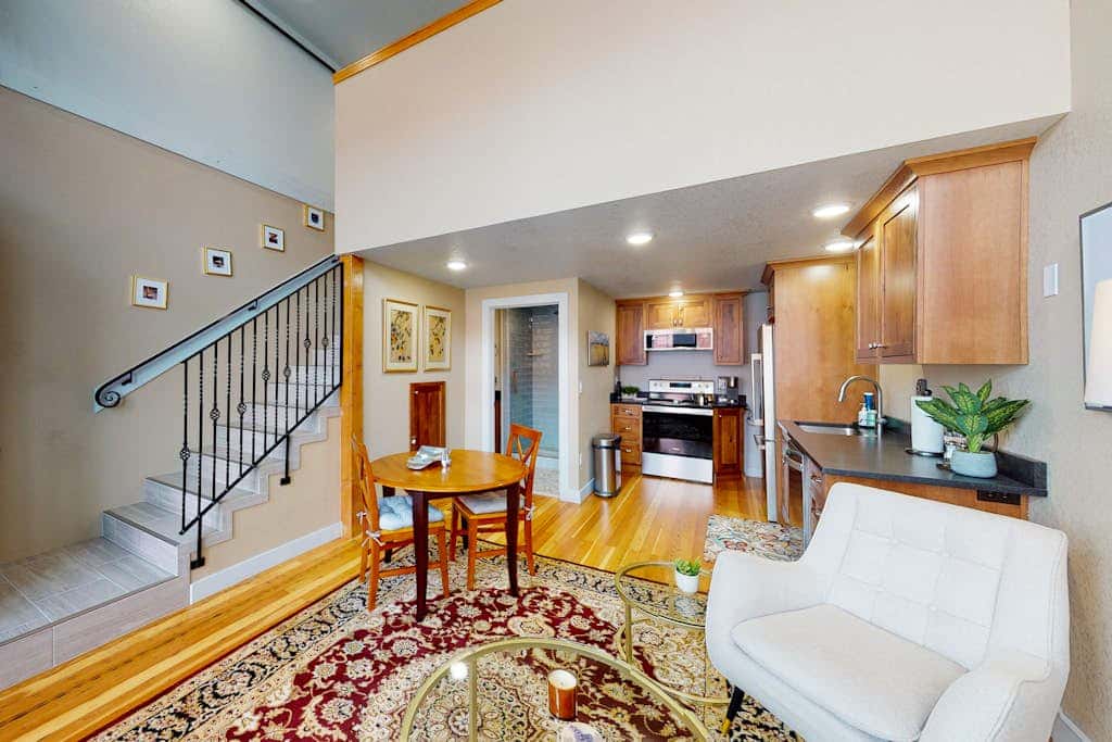 Family- and dog-friendly loft with fast WiFi & full kitchen - walkable location