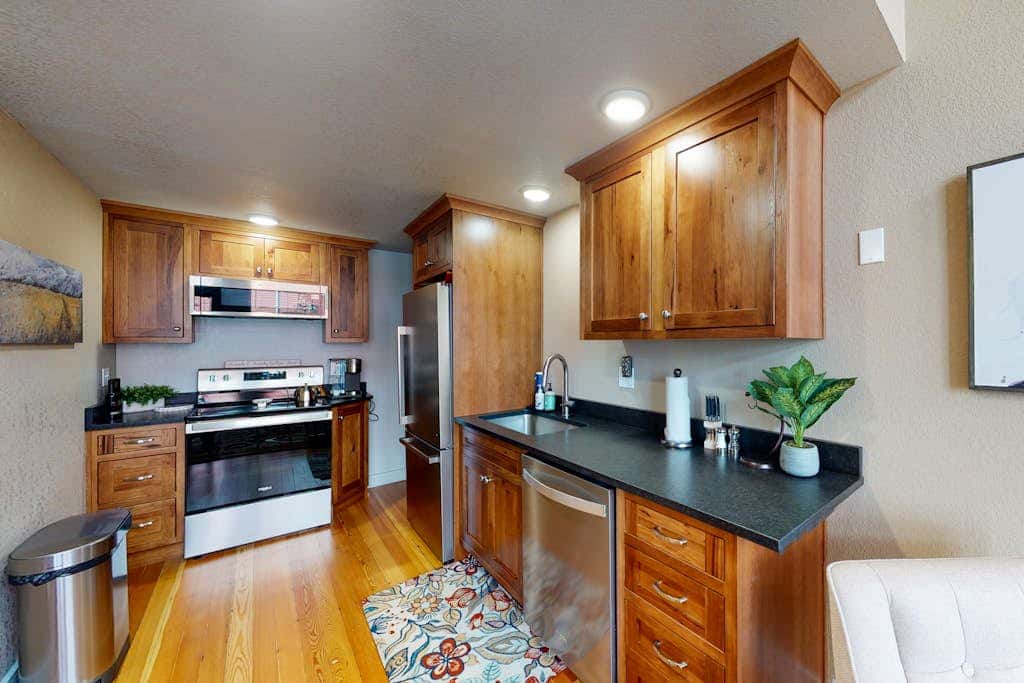 Family- and dog-friendly loft with fast WiFi & full kitchen - walkable location