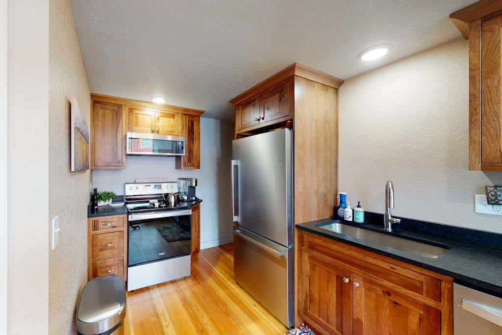 Family- and dog-friendly loft with fast WiFi & full kitchen - walkable location