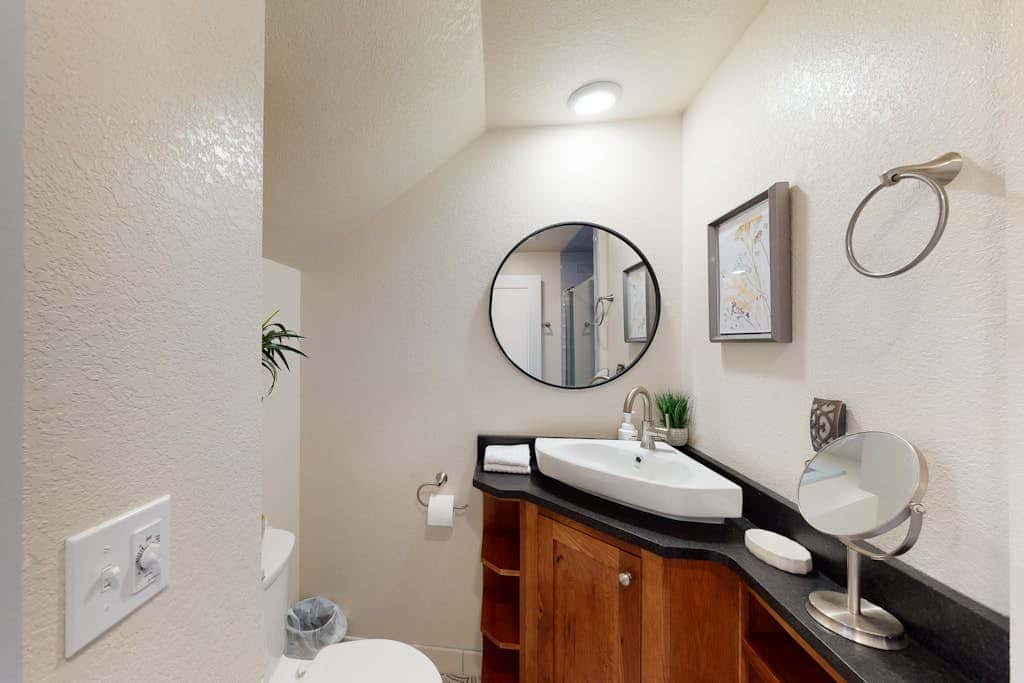 Family- and dog-friendly loft with fast WiFi & full kitchen - walkable location