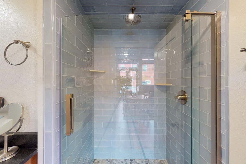 Family- and dog-friendly loft with fast WiFi & full kitchen - walkable location