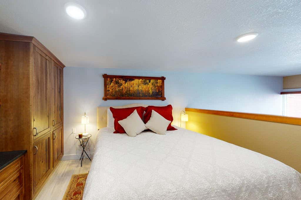Family- and dog-friendly loft with fast WiFi & full kitchen - walkable location