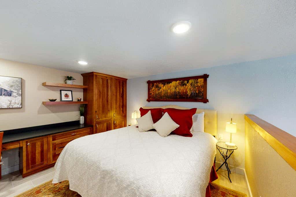 Family- and dog-friendly loft with fast WiFi & full kitchen - walkable location