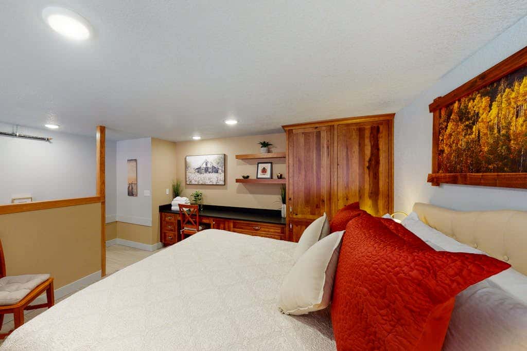 Family- and dog-friendly loft with fast WiFi & full kitchen - walkable location