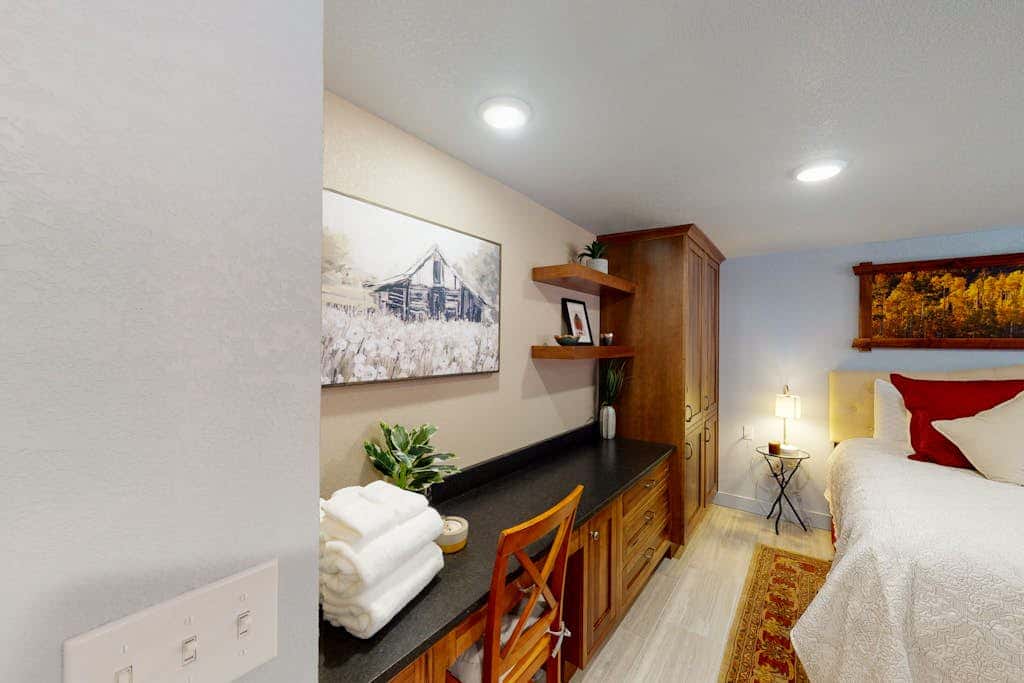 Family- and dog-friendly loft with fast WiFi & full kitchen - walkable location