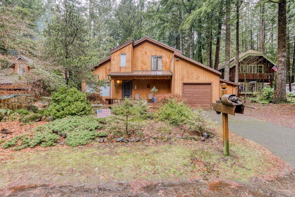 Spacious Mt Hood lodge with shared pool, private backyard and private hot tub