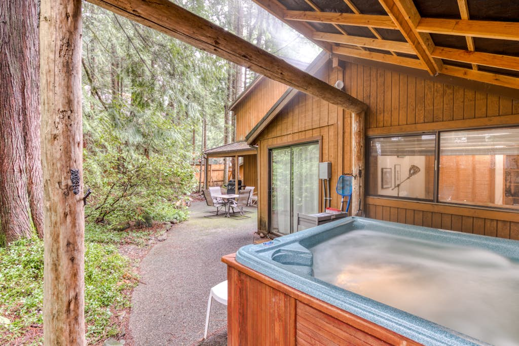 Spacious Mt Hood lodge with shared pool, private backyard and private hot tub