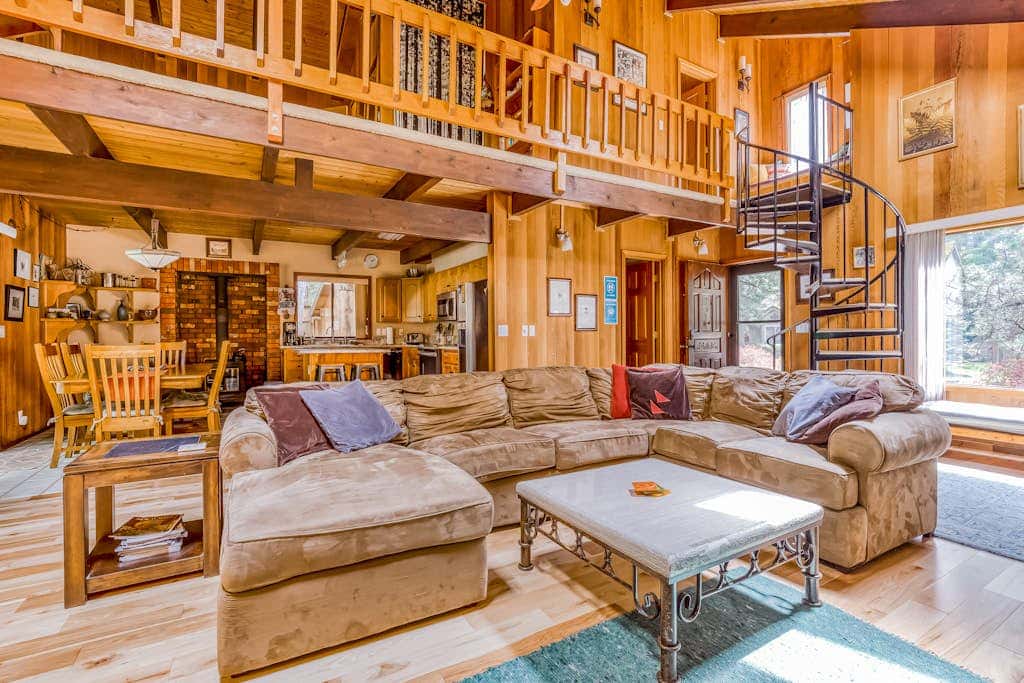 Spacious Mt Hood lodge with shared pool, private backyard and private hot tub