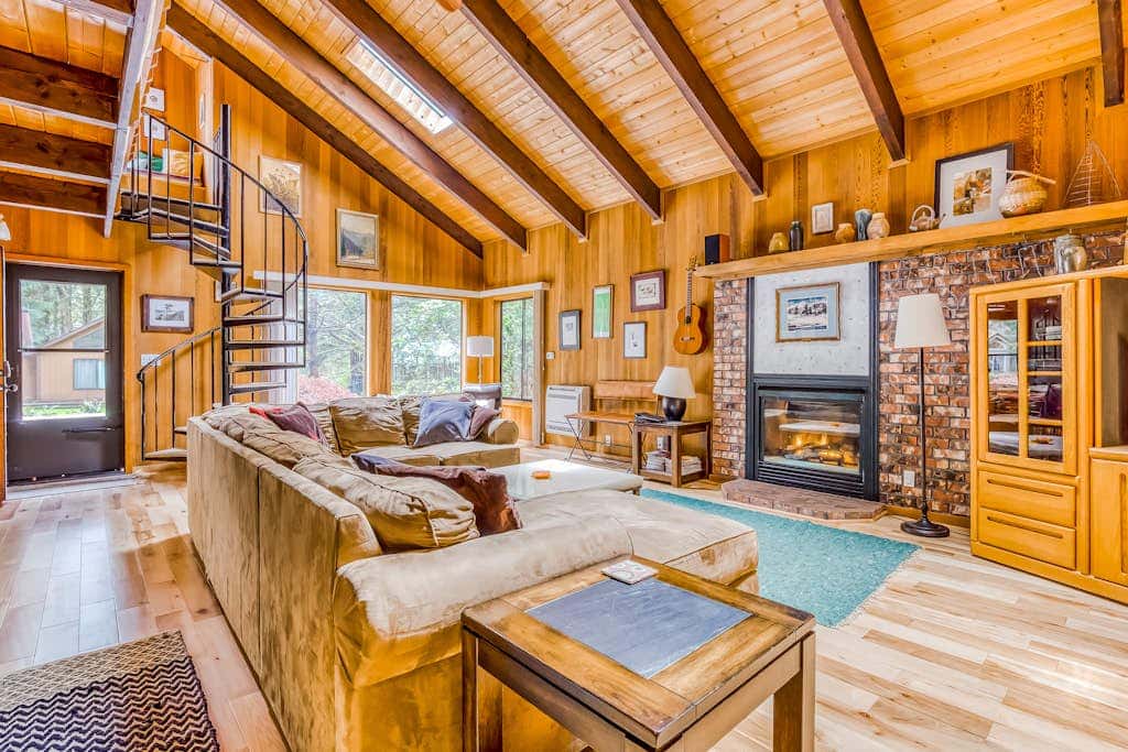 Spacious Mt Hood lodge with shared pool, private backyard and private hot tub