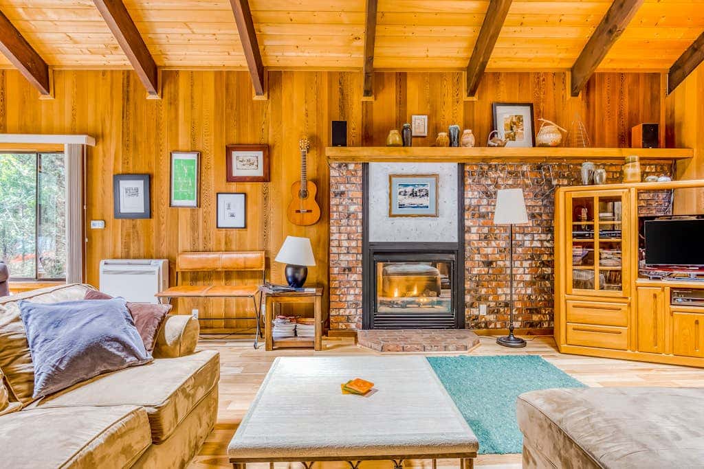 Spacious Mt Hood lodge with shared pool, private backyard and private hot tub