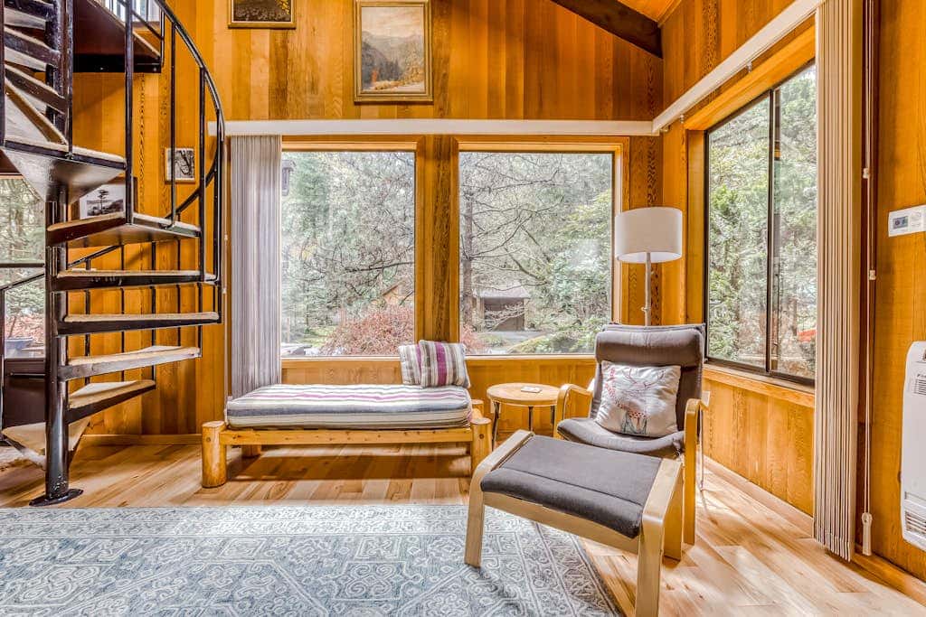 Spacious Mt Hood lodge with shared pool, private backyard and private hot tub
