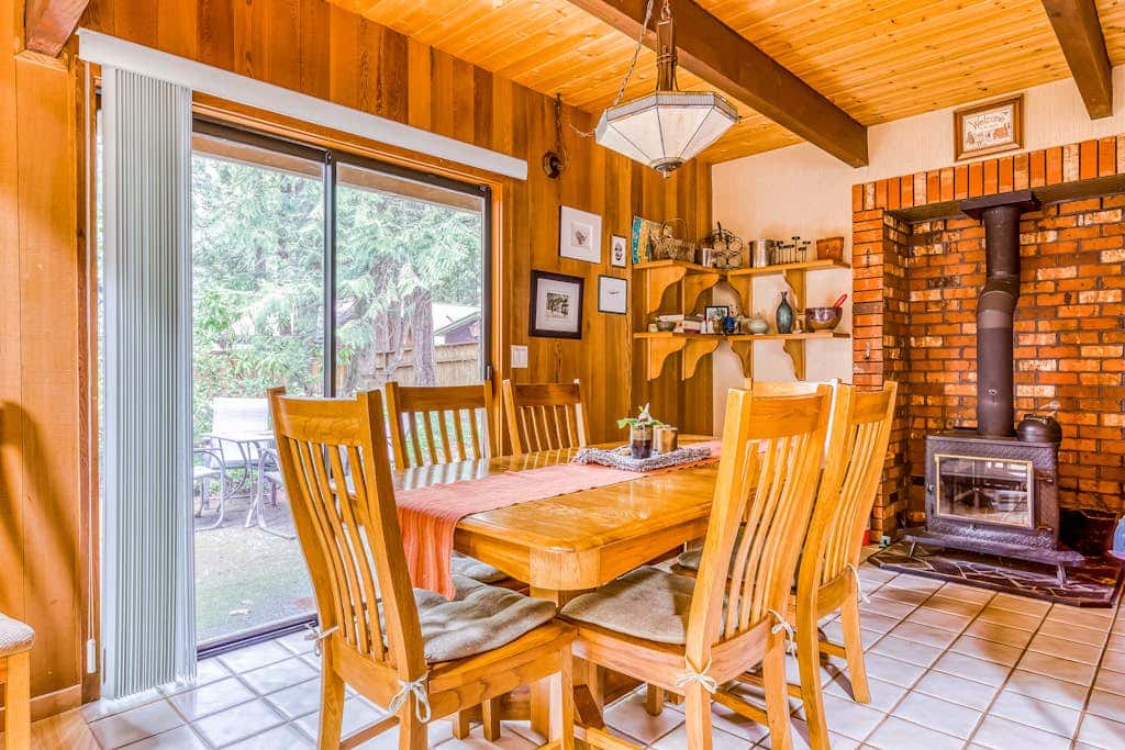 Spacious Mt Hood lodge with shared pool, private backyard and private hot tub