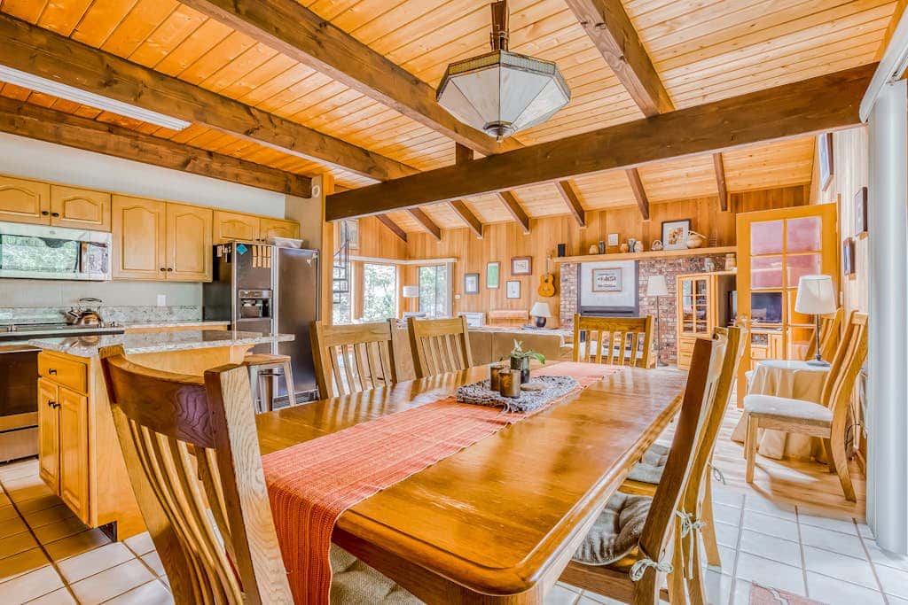 Spacious Mt Hood lodge with shared pool, private backyard and private hot tub