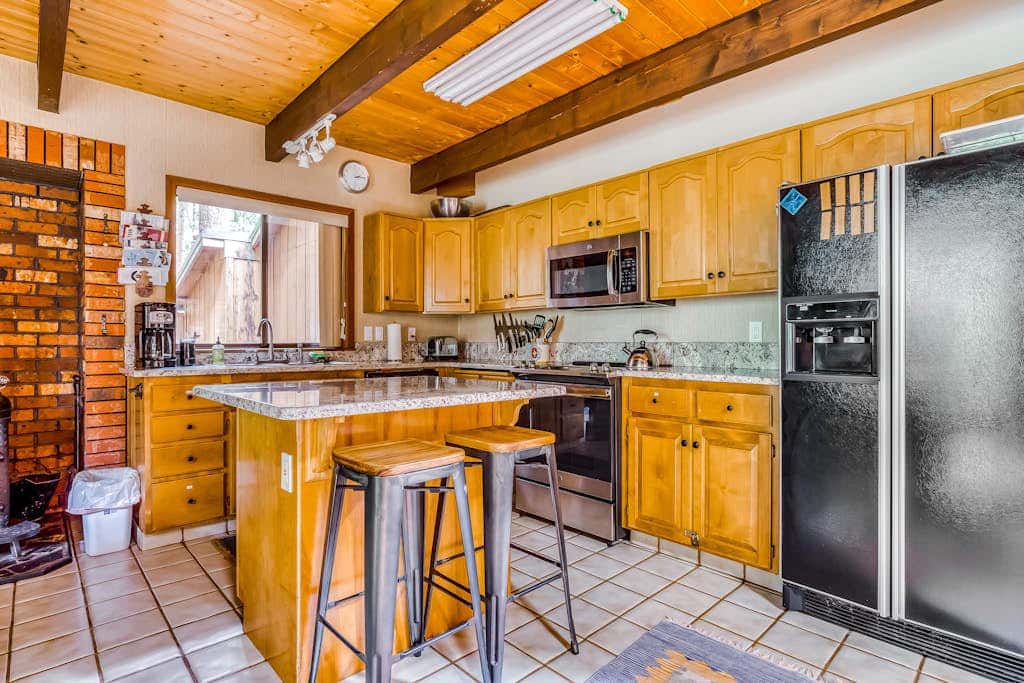 Spacious Mt Hood lodge with shared pool, private backyard and private hot tub