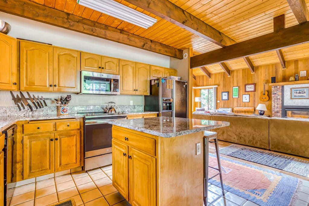 Spacious Mt Hood lodge with shared pool, private backyard and private hot tub