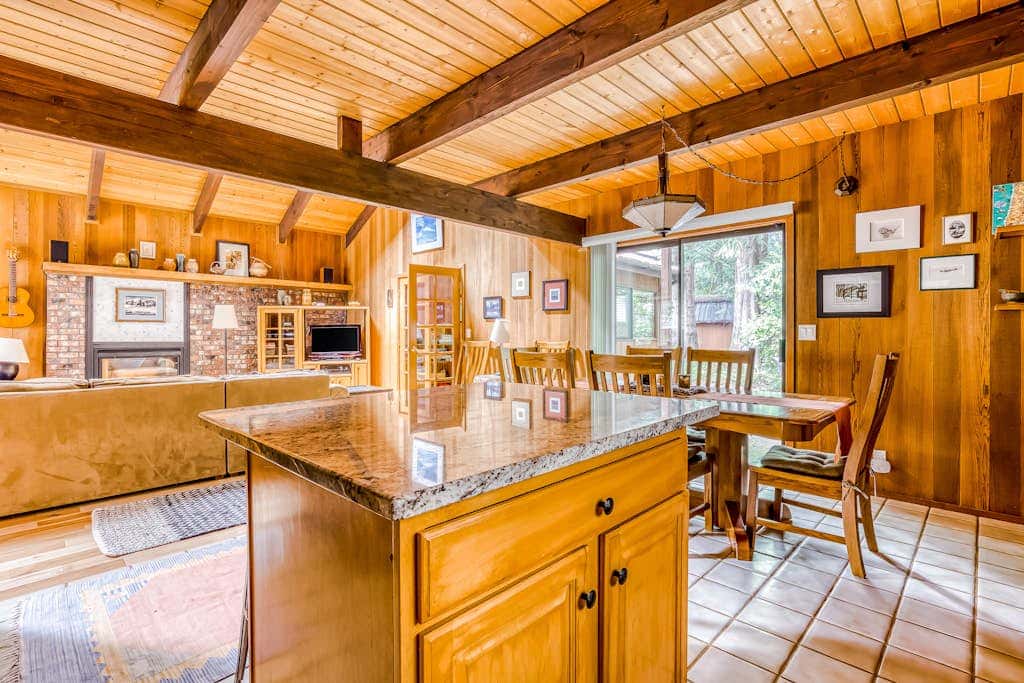 Spacious Mt Hood lodge with shared pool, private backyard and private hot tub