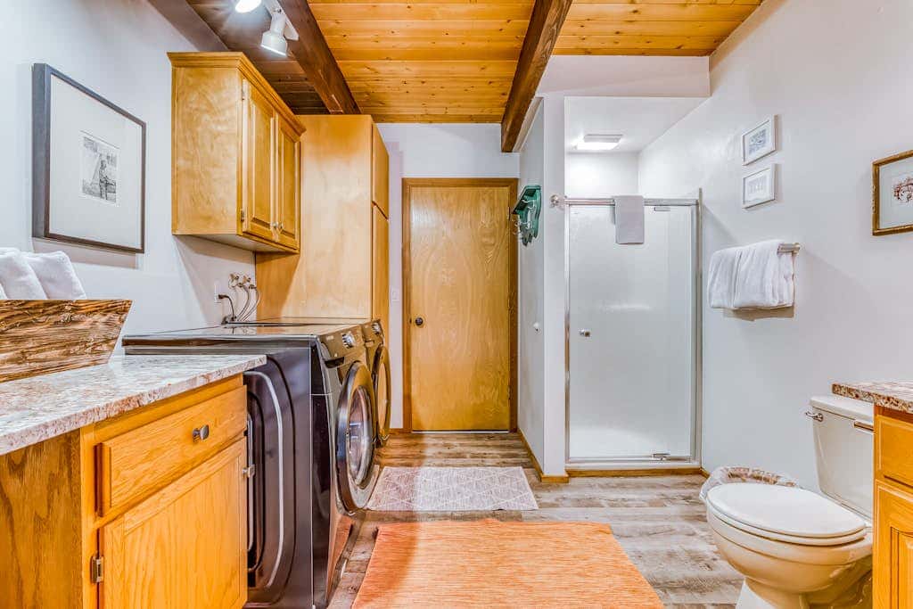 Spacious Mt Hood lodge with shared pool, private backyard and private hot tub