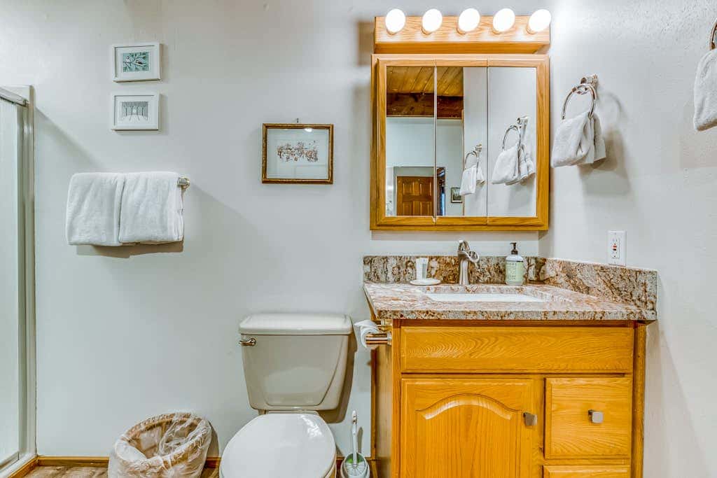 Spacious Mt Hood lodge with shared pool, private backyard and private hot tub
