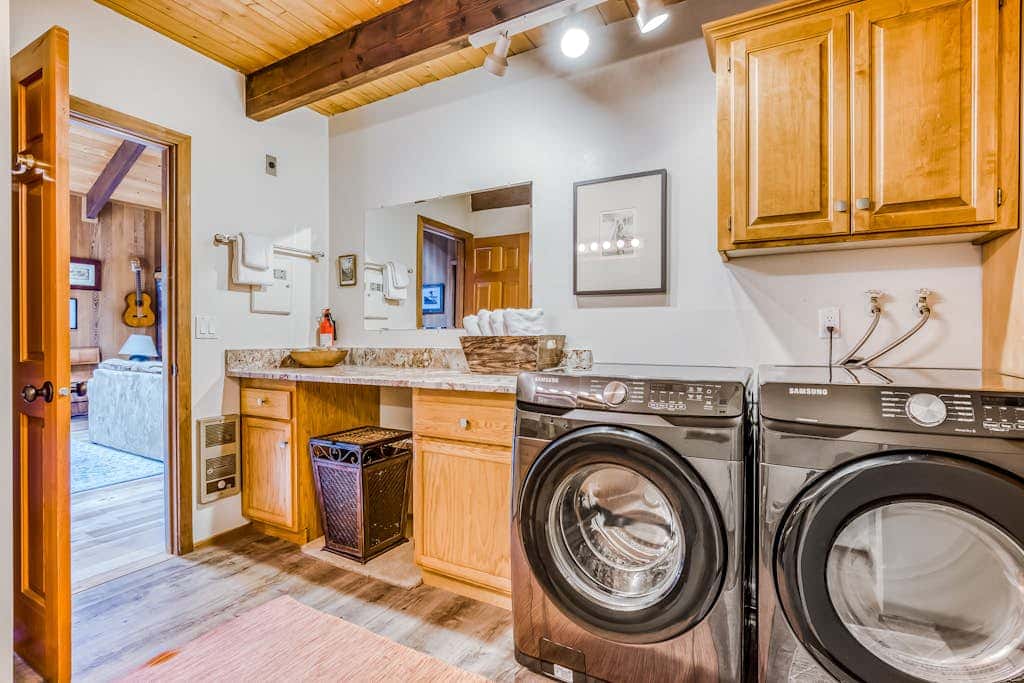 Spacious Mt Hood lodge with shared pool, private backyard and private hot tub