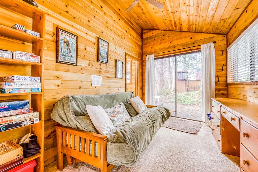 Spacious Mt Hood lodge with shared pool, private backyard and private hot tub