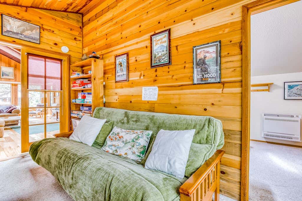 Spacious Mt Hood lodge with shared pool, private backyard and private hot tub