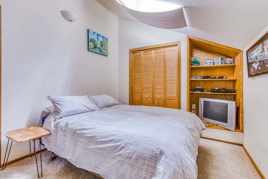Spacious Mt Hood lodge with shared pool, private backyard and private hot tub