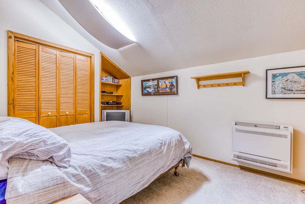 Spacious Mt Hood lodge with shared pool, private backyard and private hot tub
