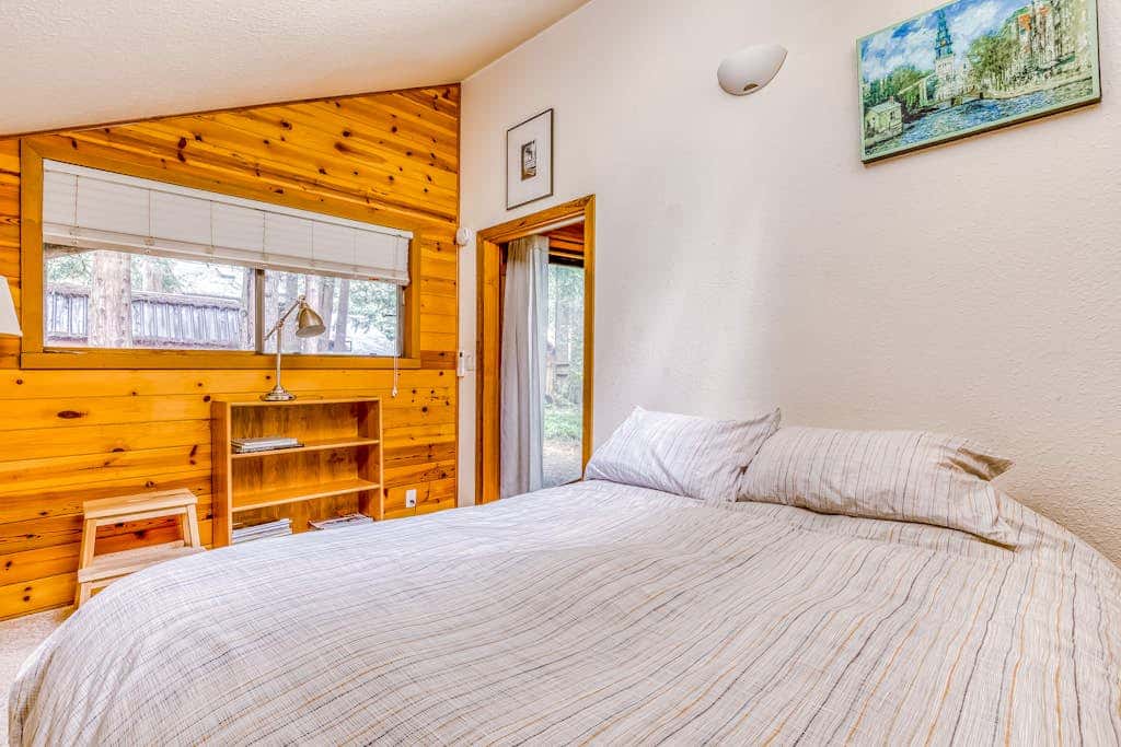 Spacious Mt Hood lodge with shared pool, private backyard and private hot tub