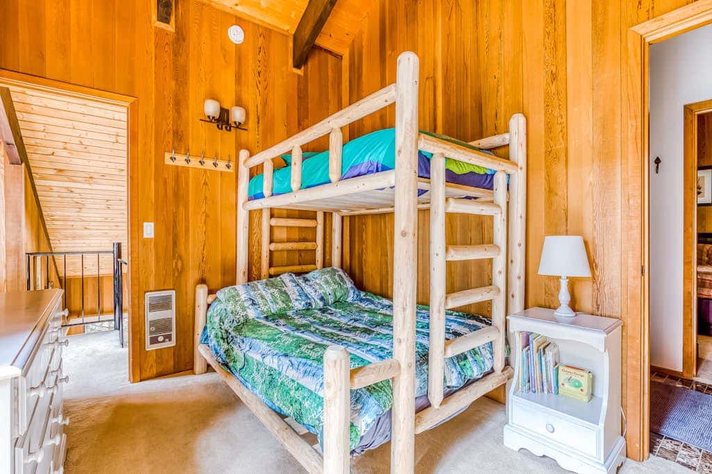 Spacious Mt Hood lodge with shared pool, private backyard and private hot tub