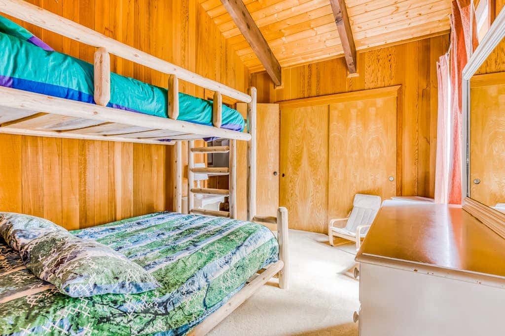 Spacious Mt Hood lodge with shared pool, private backyard and private hot tub