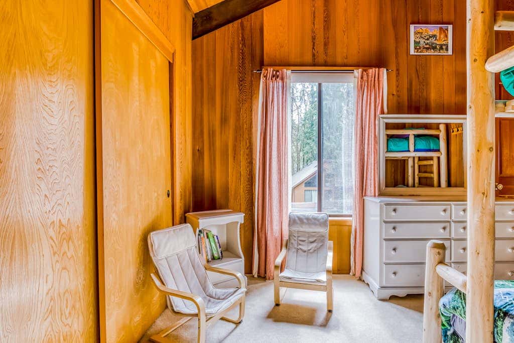 Spacious Mt Hood lodge with shared pool, private backyard and private hot tub