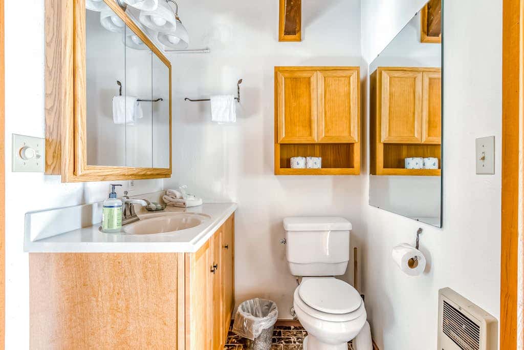 Spacious Mt Hood lodge with shared pool, private backyard and private hot tub