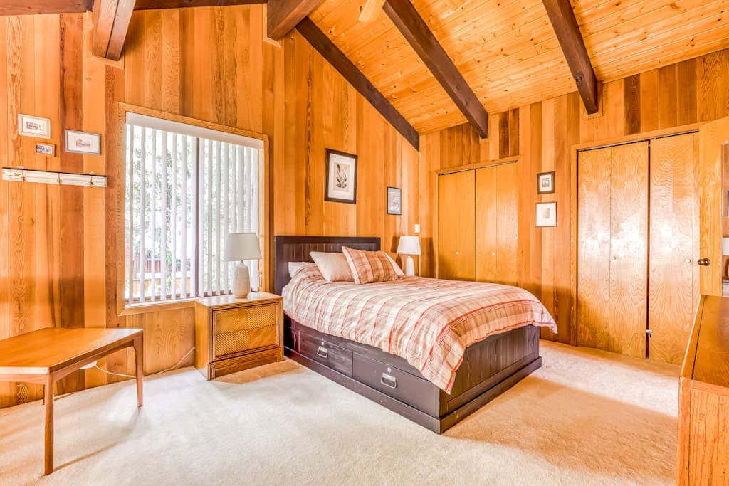 Spacious Mt Hood lodge with shared pool, private backyard and private hot tub