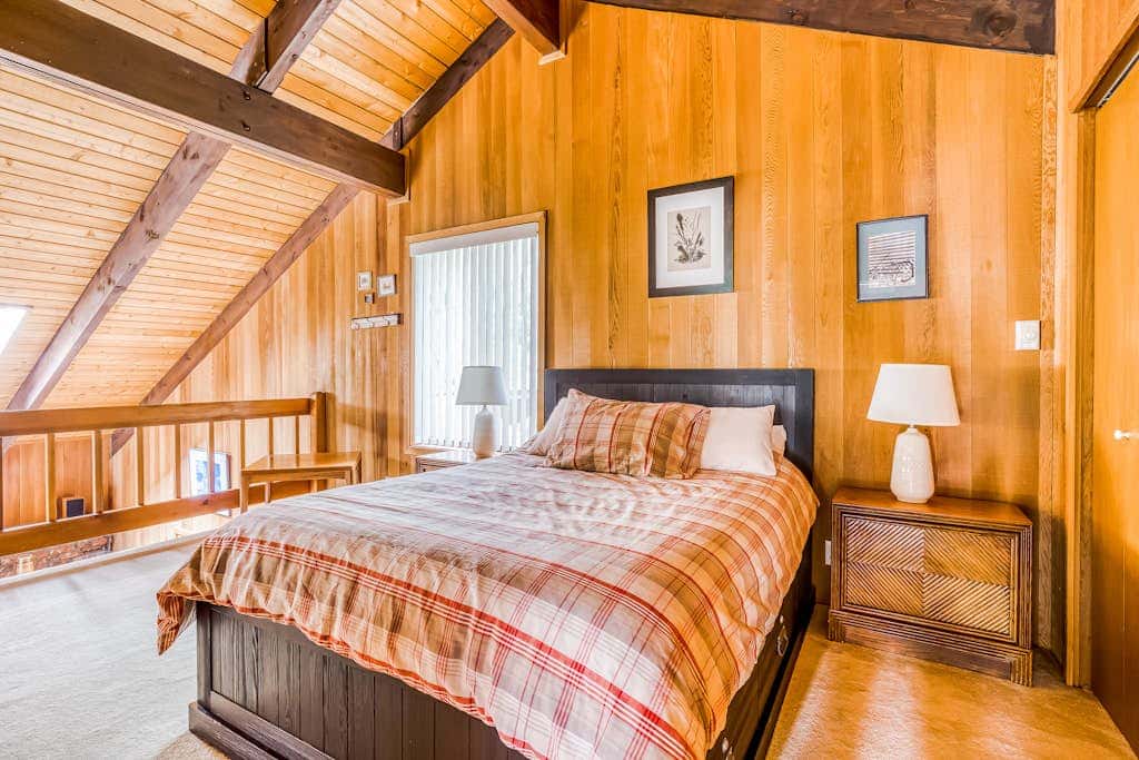 Spacious Mt Hood lodge with shared pool, private backyard and private hot tub