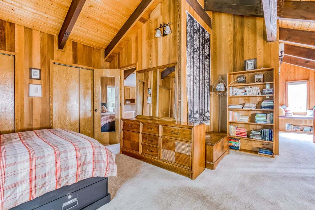 Spacious Mt Hood lodge with shared pool, private backyard and private hot tub