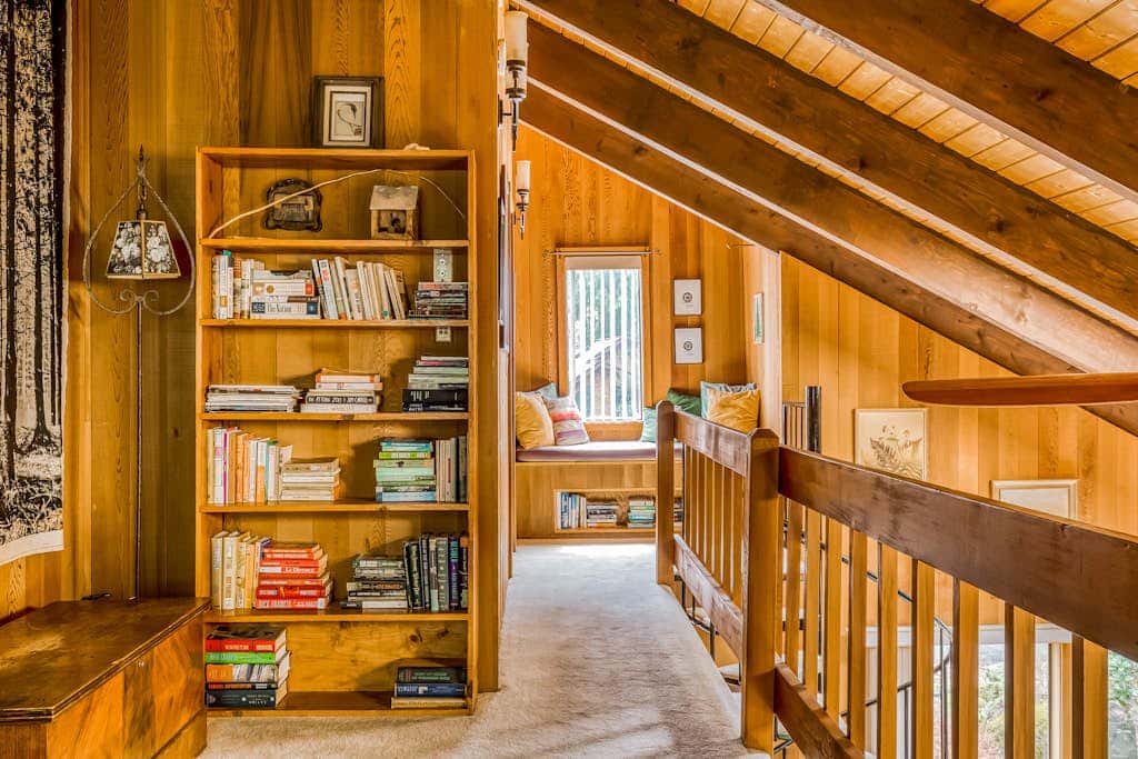 Spacious Mt Hood lodge with shared pool, private backyard and private hot tub