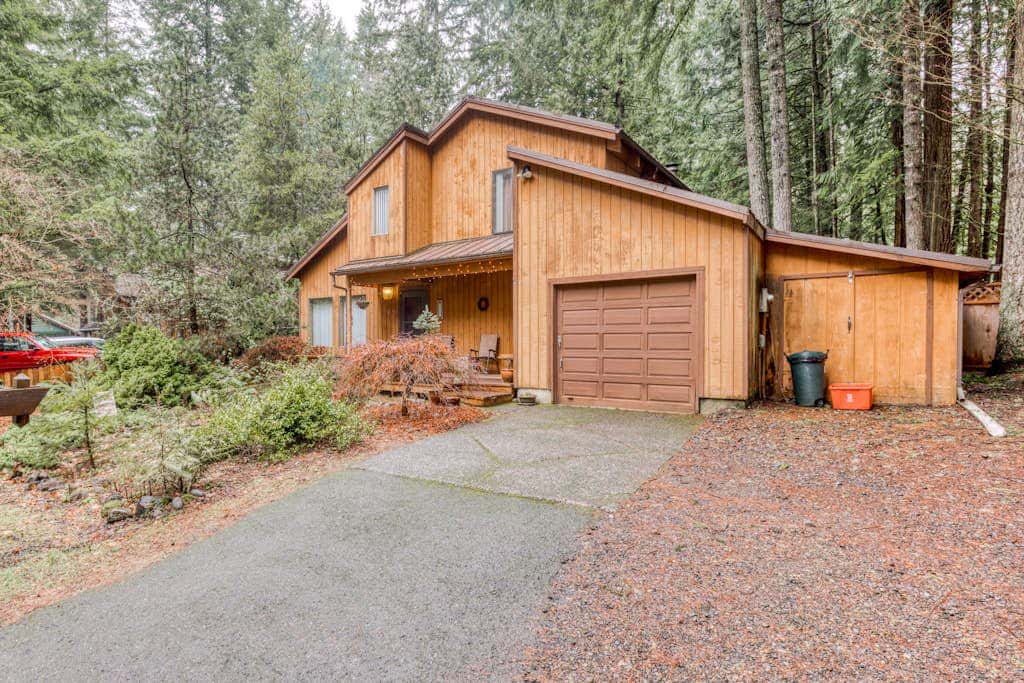 Spacious Mt Hood lodge with shared pool, private backyard and private hot tub