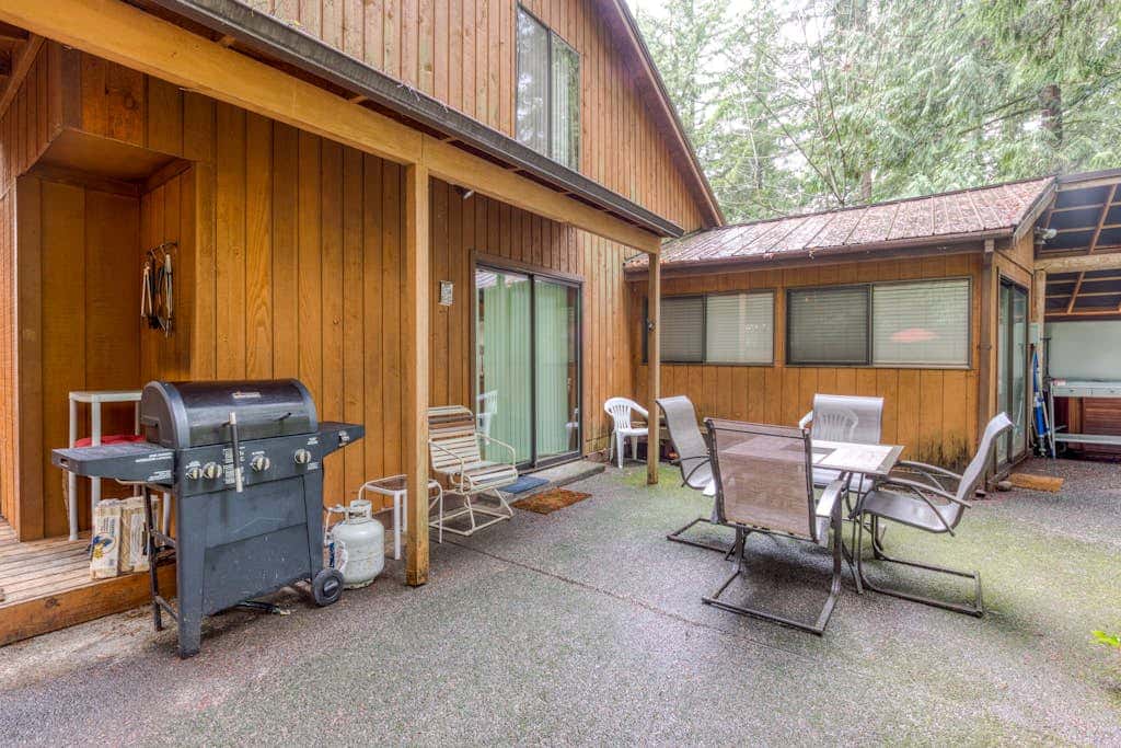 Spacious Mt Hood lodge with shared pool, private backyard and private hot tub