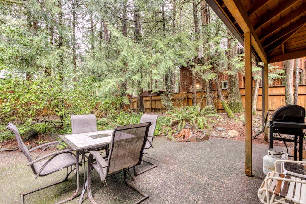 Spacious Mt Hood lodge with shared pool, private backyard and private hot tub