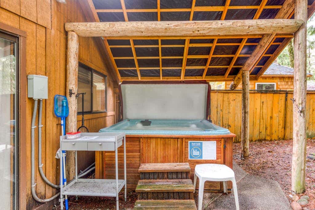 Spacious Mt Hood lodge with shared pool, private backyard and private hot tub