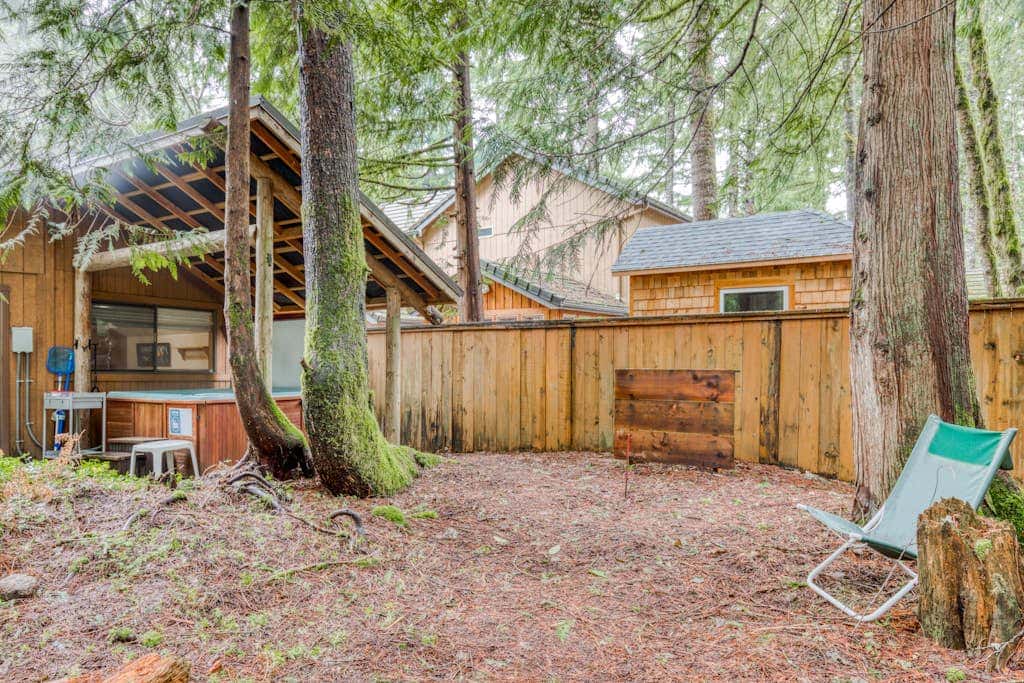 Spacious Mt Hood lodge with shared pool, private backyard and private hot tub