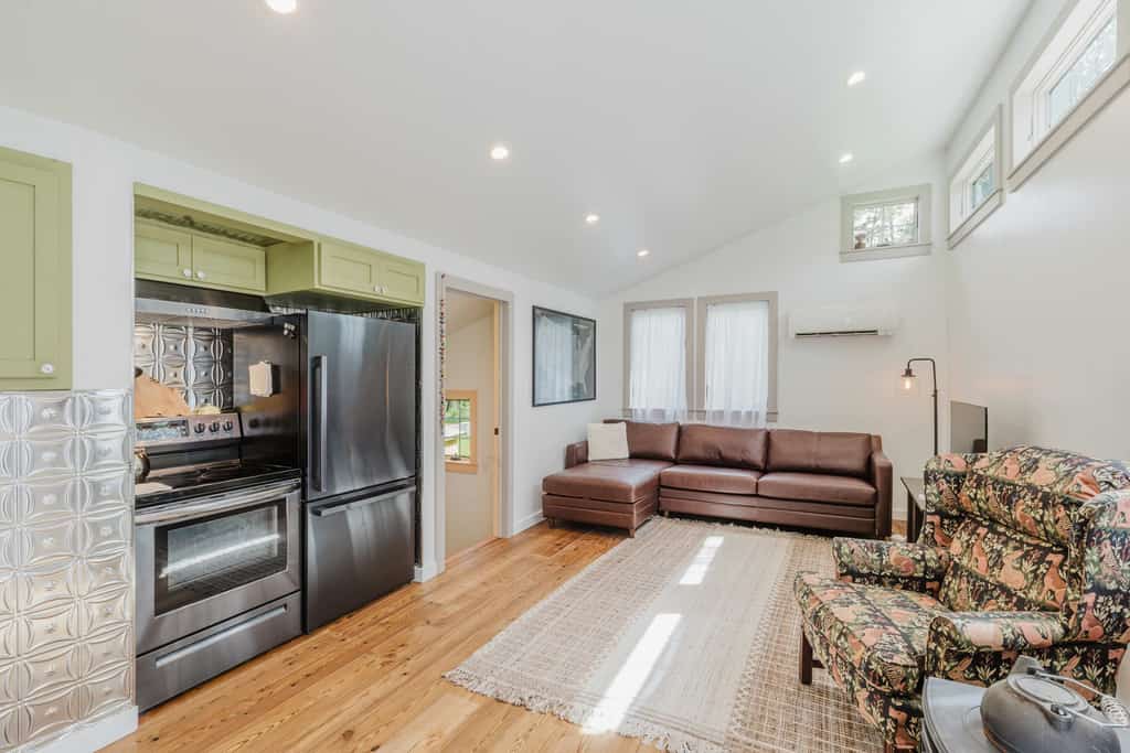 Cozy recreation home with full kitchen, washer & dryer, private lot and WIFI