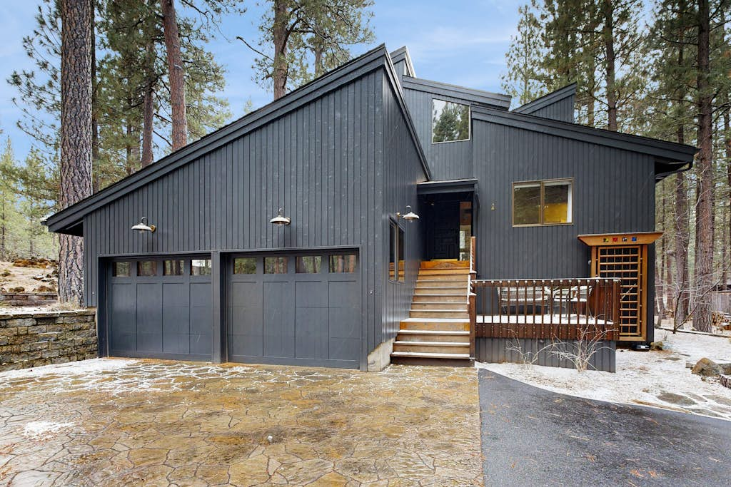 Spacious family friendly home with fireplace, full kitchen, deck, grill & WIFI