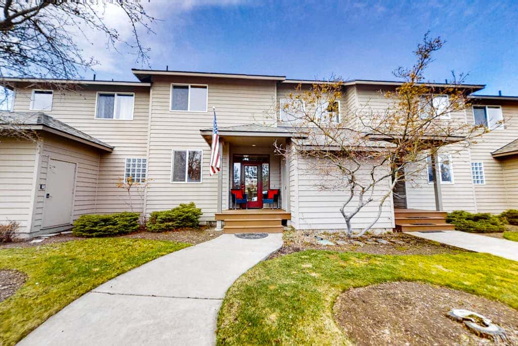 Fairway view townhome with private hot tub, grill, pool, & golf - dogs welcome