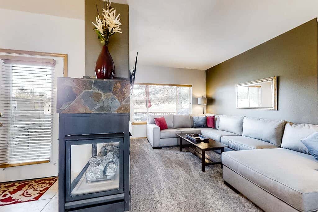 Fairway view townhome with private hot tub, grill, pool, & golf - dogs welcome