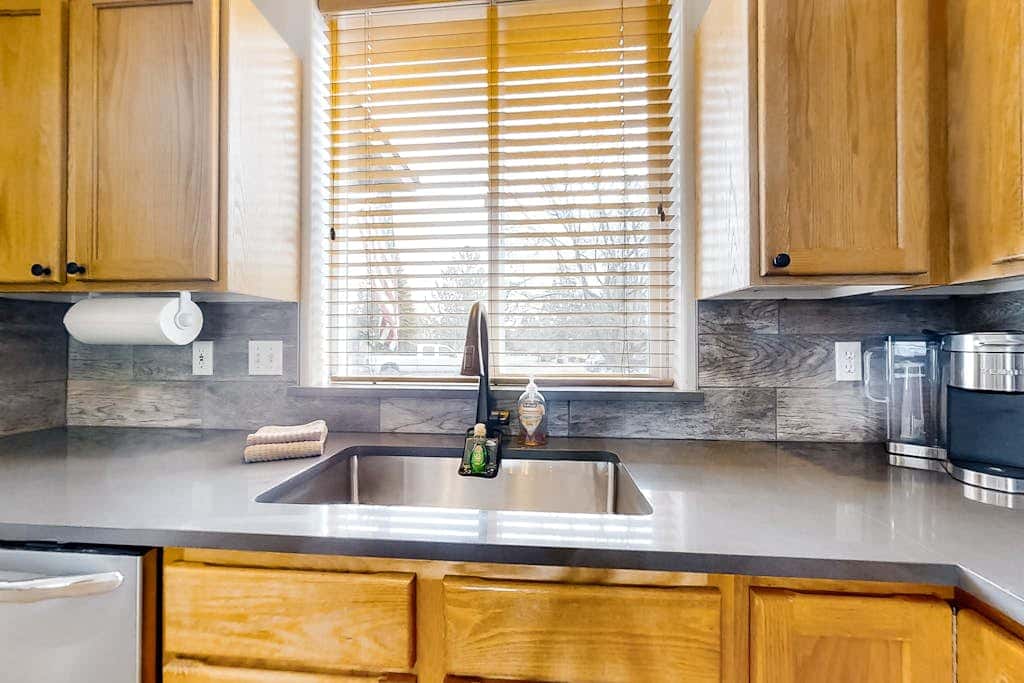 Fairway view townhome with private hot tub, grill, pool, & golf - dogs welcome