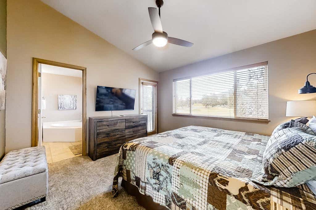Fairway view townhome with private hot tub, grill, pool, & golf - dogs welcome
