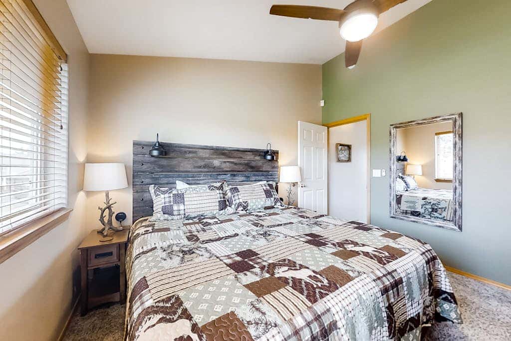 Fairway view townhome with private hot tub, grill, pool, & golf - dogs welcome