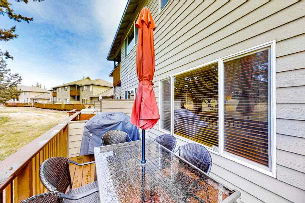 Fairway view townhome with private hot tub, grill, pool, & golf - dogs welcome