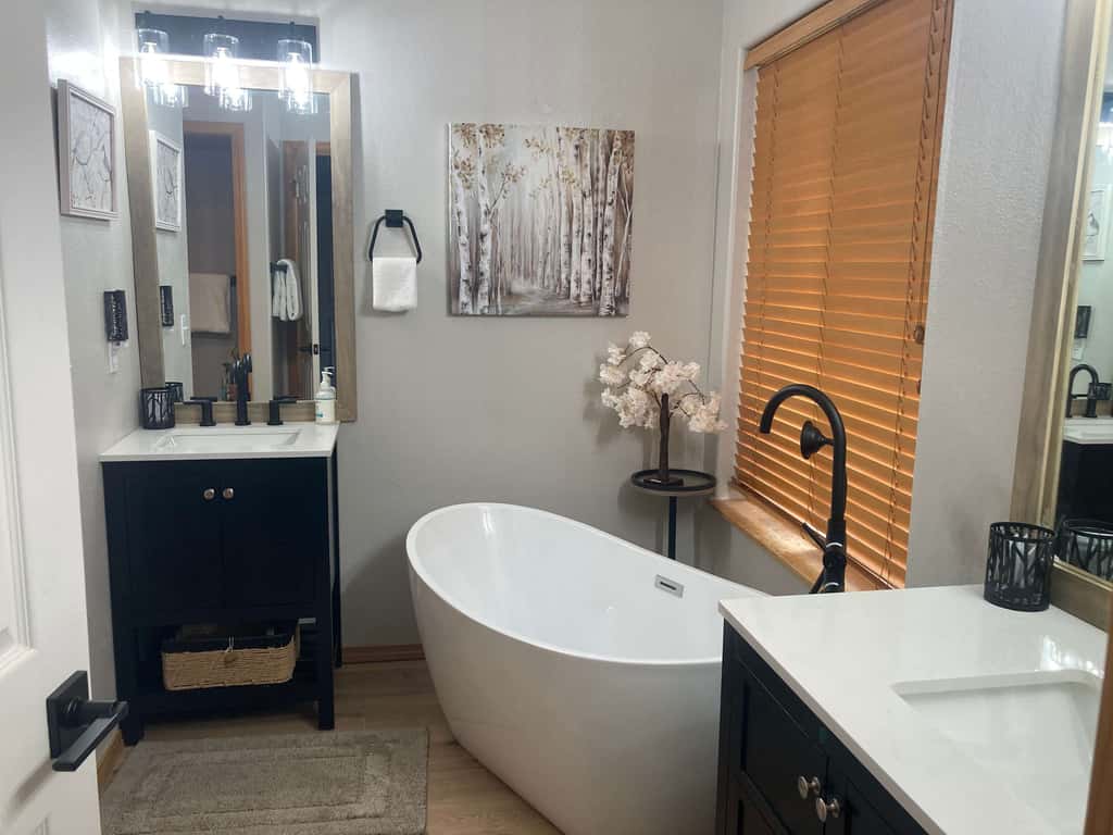 Fairway view townhome with private hot tub, grill, pool, & golf - dogs welcome